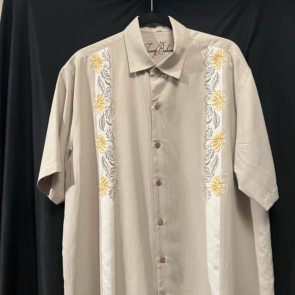 Tommy Bahama | 100% Silk Beige Button Down Short Sleeve Shirt Large - Picture 2 of 9